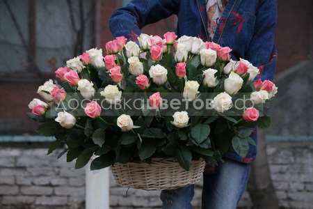 Розы в корзине "Карусель"